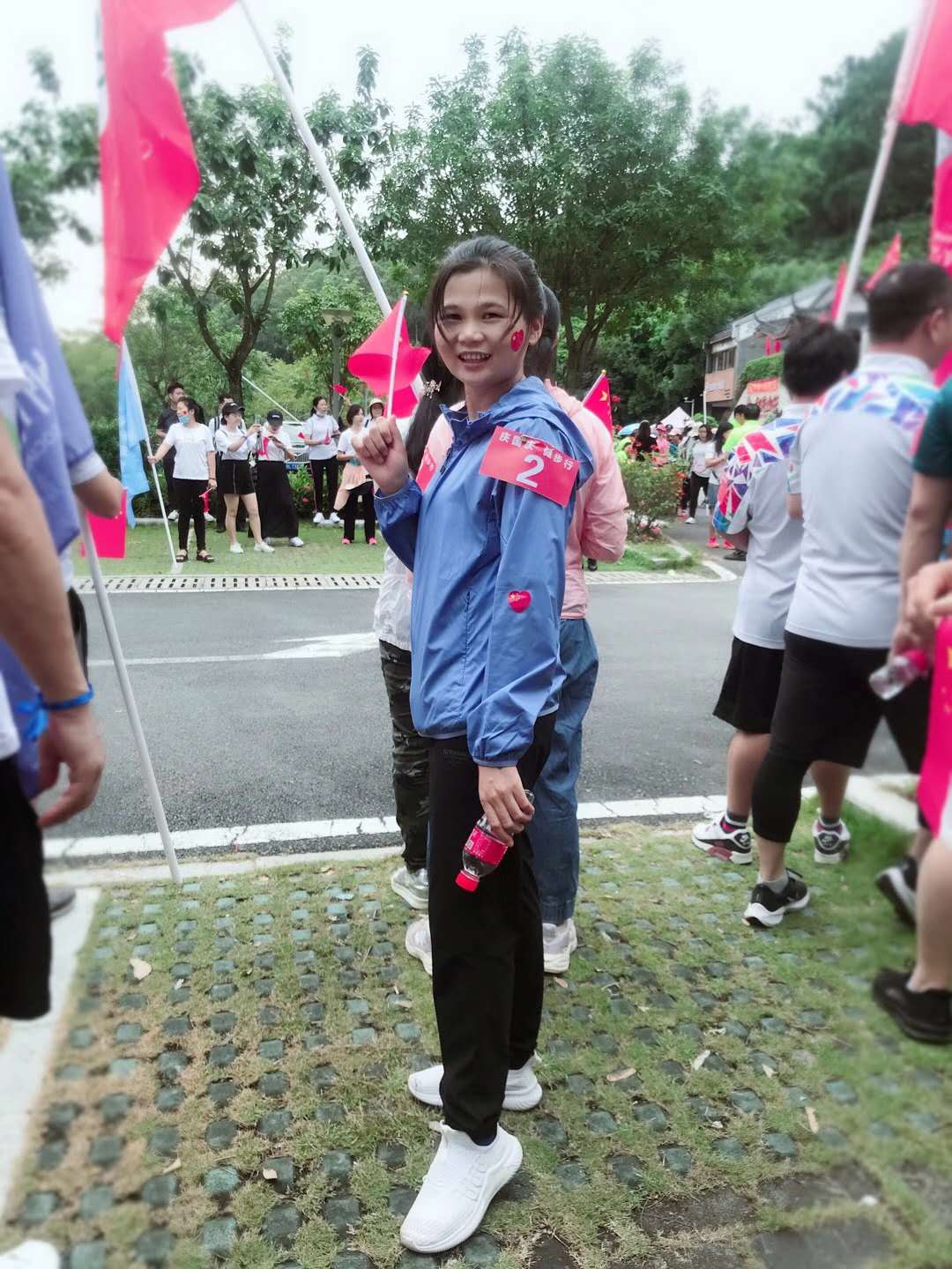 今日网派钟经理与网派小美女小黎参加红花湖徒步活动！
